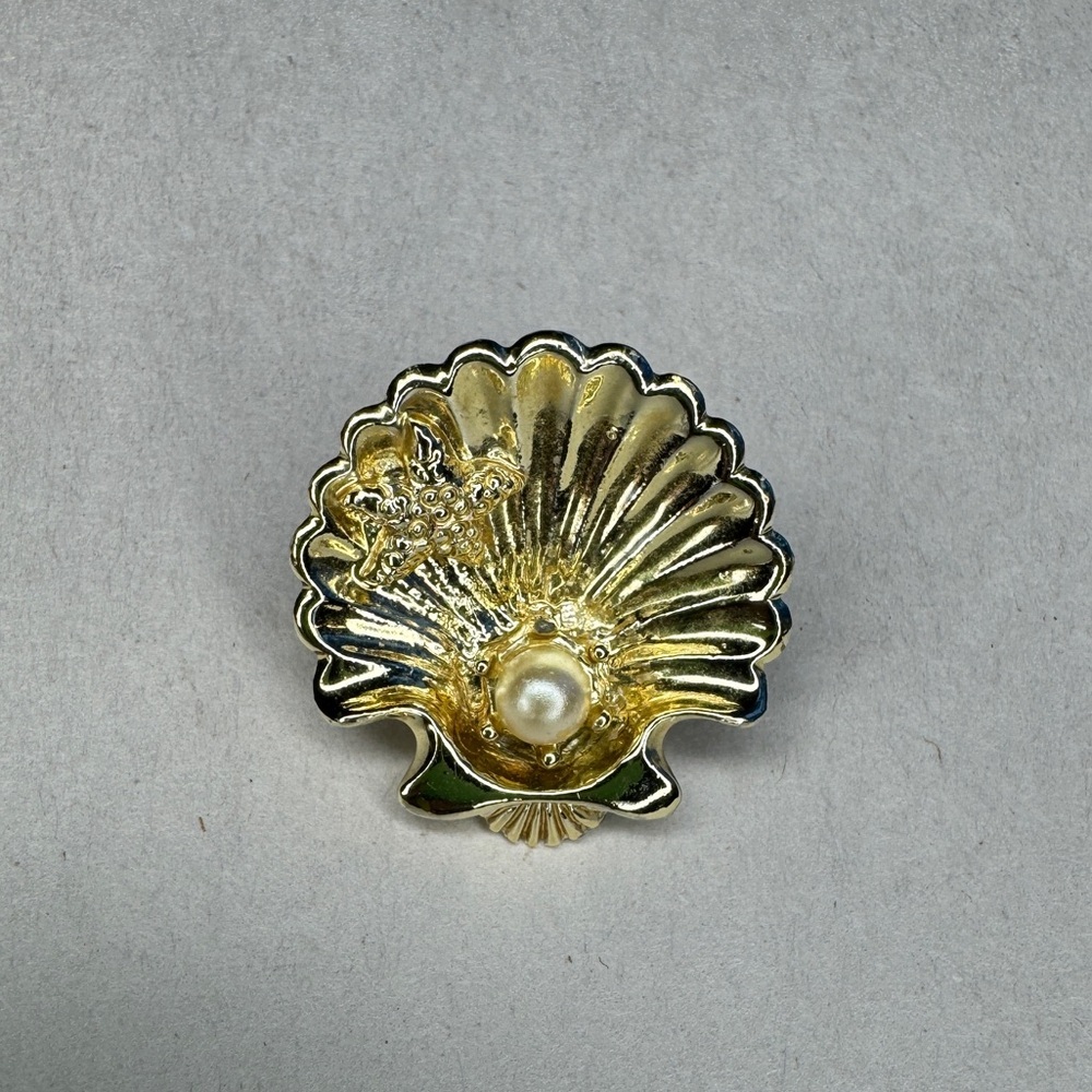 VINTAGE Clamshell Brooch With Faux Pearl‎ And Starfish Detail